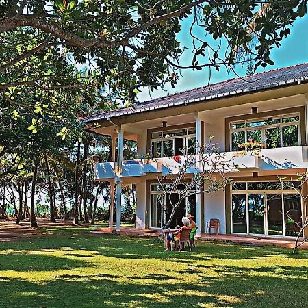 ราชา บีช โฮเต็ล Bed & Breakfast บาลาปิตียา ภายนอก รูปภาพ