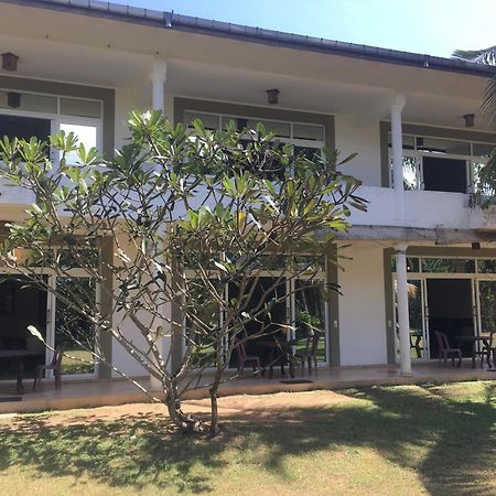 ราชา บีช โฮเต็ล Bed & Breakfast บาลาปิตียา ภายนอก รูปภาพ