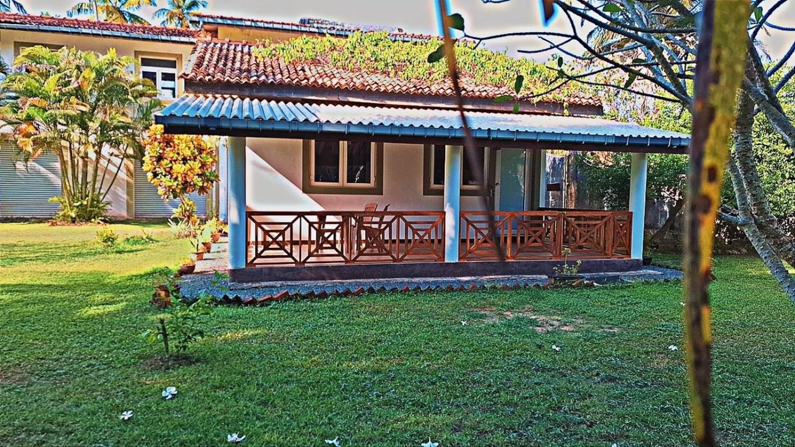 ราชา บีช โฮเต็ล Bed & Breakfast บาลาปิตียา ภายนอก รูปภาพ