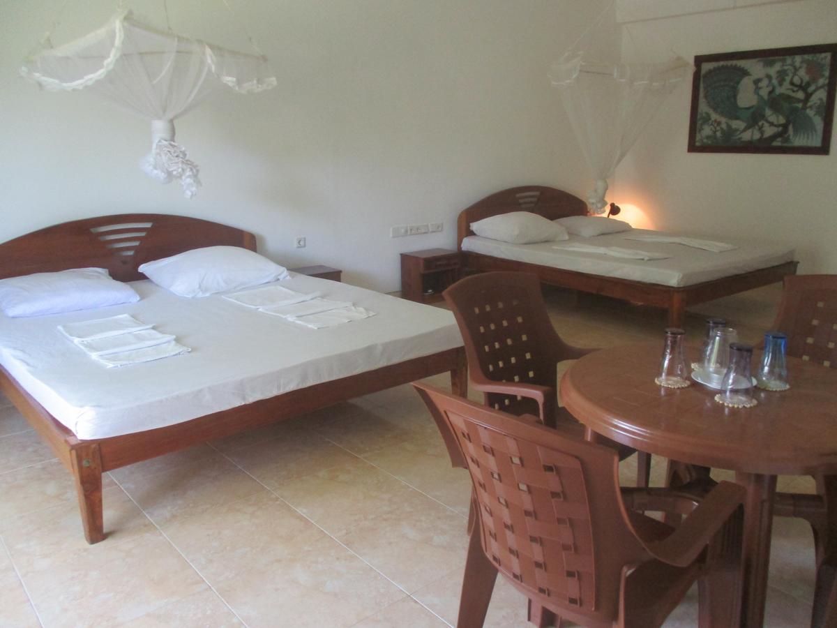 ราชา บีช โฮเต็ล Bed & Breakfast บาลาปิตียา ภายนอก รูปภาพ