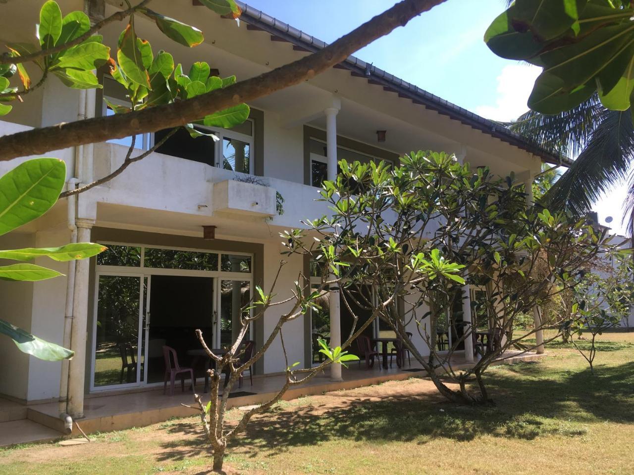 ราชา บีช โฮเต็ล Bed & Breakfast บาลาปิตียา ภายนอก รูปภาพ