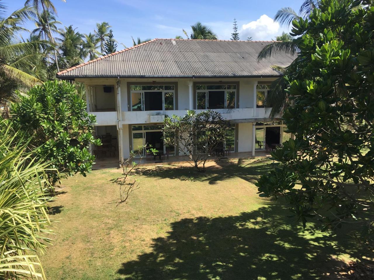 ราชา บีช โฮเต็ล Bed & Breakfast บาลาปิตียา ภายนอก รูปภาพ